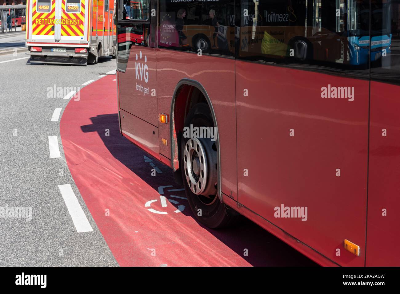 Roter Radweg auf einer Straße in der Innenstadt, ein Autobus blockert ihn Foto Stock