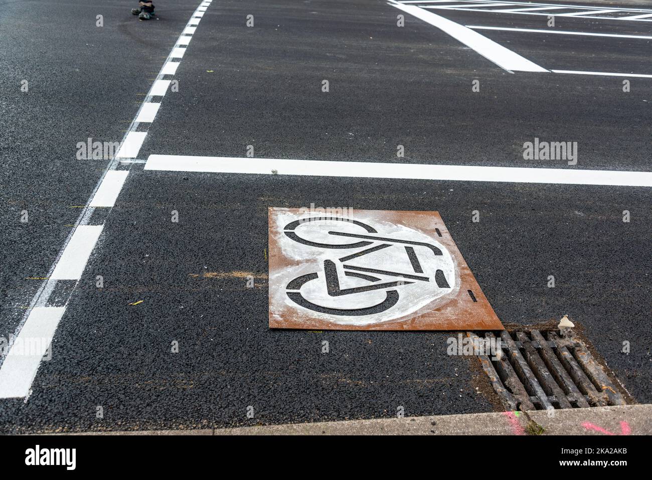Piktogramm eines Radweges auf dem Straßenpflaster einer Großstadt Foto Stock