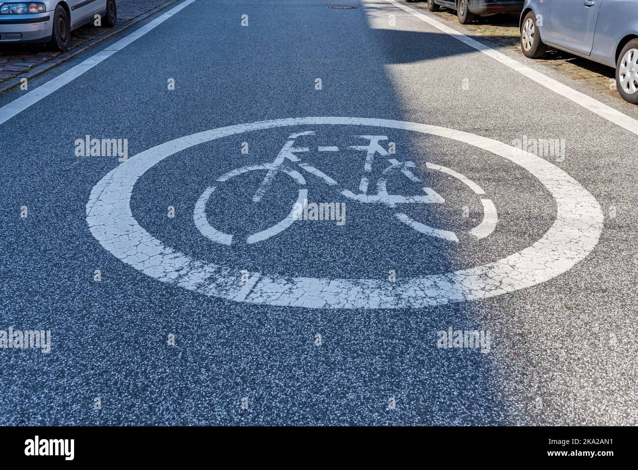 Piktogramm eines Radweges auf dem Straßenpflaster einer Großstadt Foto Stock