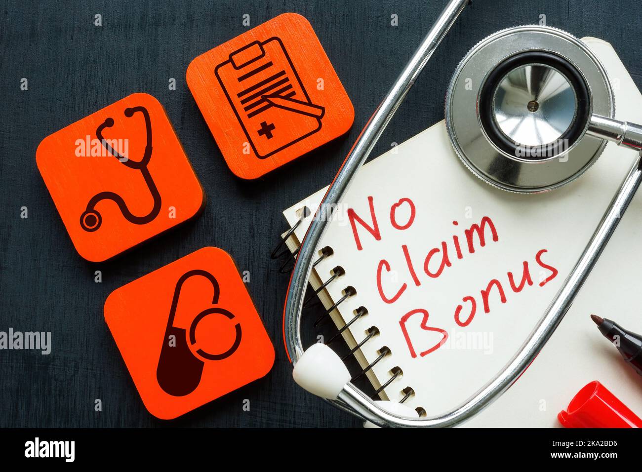 Cubi, stetoscopio e blocco note con No Claim Bonus in assicurazione sanitaria. Foto Stock