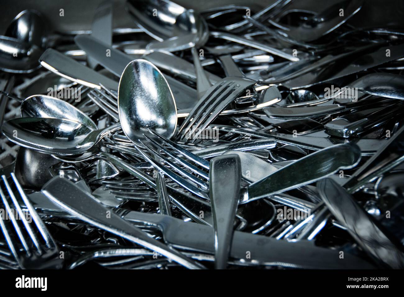 Un primo piano di coltelli, forcelle e cucchiai Foto Stock