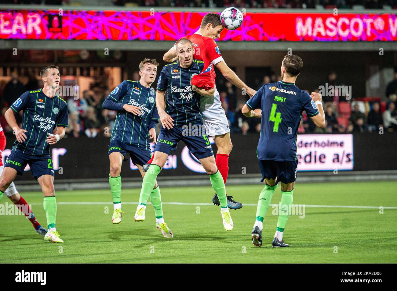 Silkeborg, Danimarca. 30th Ott 2022. Nicklas Helenius (11) di Silkeborg IF e Zan Zaletel (5) di Viborg FF visto durante il Superliga match del 3F tra Silkeborg IF e Viborg IF al Jysk Park di Silkeborg. (Photo Credit: Gonzales Photo/Alamy Live News Foto Stock