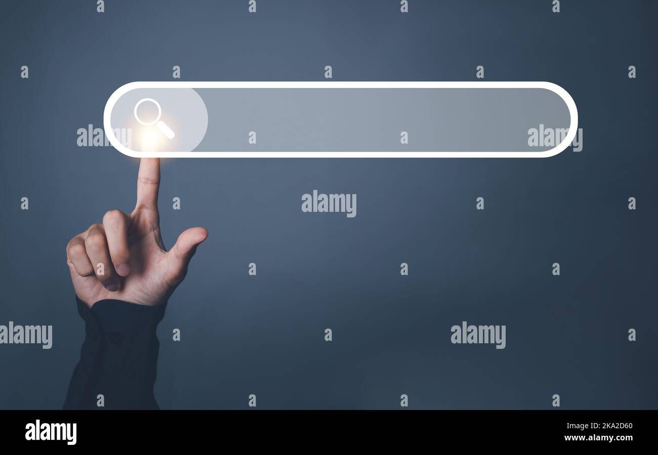 Tecnologia dei motori di ricerca. Uomo d'affari: Consente di cercare informazioni sui dati con ologramma della barra di ricerca vuoto. Ricerca di dati su Internet. Foto Stock