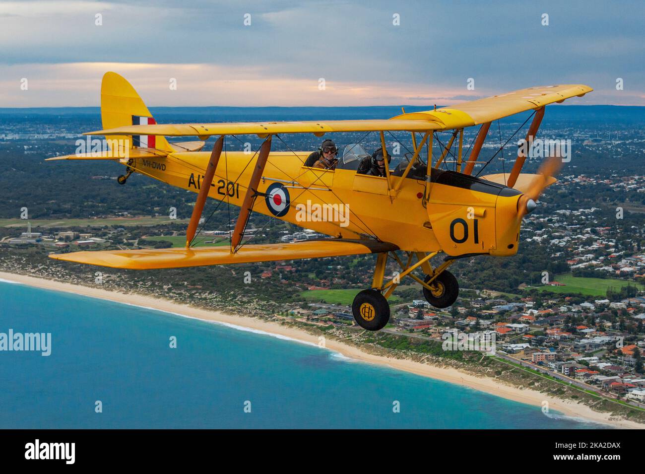 Un ritratto Air to Air (A2A) di una DH.82 Tiger Moth in volo sulle spiagge settentrionali di Perth, Australia Occidentale. Foto Stock