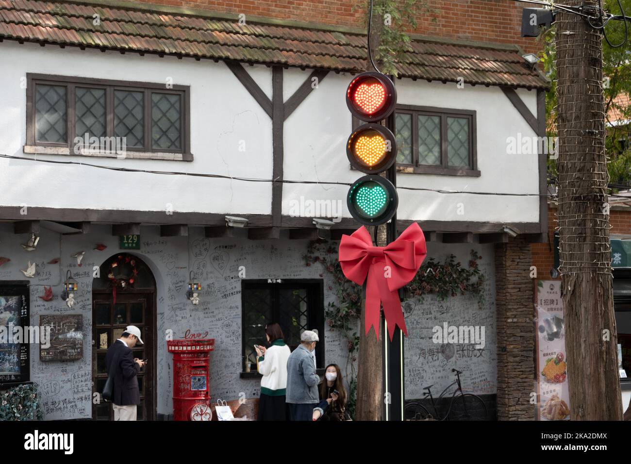 SHANGHAI, CINA - 31 OTTOBRE 2022 - Sweet Love Road, conosciuta come la strada più romantica di Shanghai, ha recentemente aggiunto un nuovo punto di riferimento romantico 'Love Heart Foto Stock