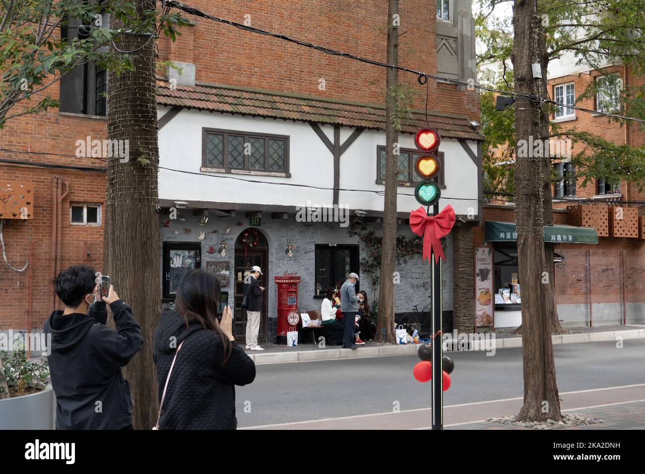 SHANGHAI, CINA - 31 OTTOBRE 2022 - Sweet Love Road, conosciuta come la strada più romantica di Shanghai, ha recentemente aggiunto un nuovo punto di riferimento romantico 'Love Heart Foto Stock