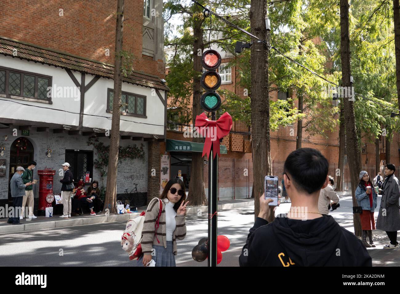 SHANGHAI, CINA - 31 OTTOBRE 2022 - Sweet Love Road, conosciuta come la strada più romantica di Shanghai, ha recentemente aggiunto un nuovo punto di riferimento romantico 'Love Heart Foto Stock