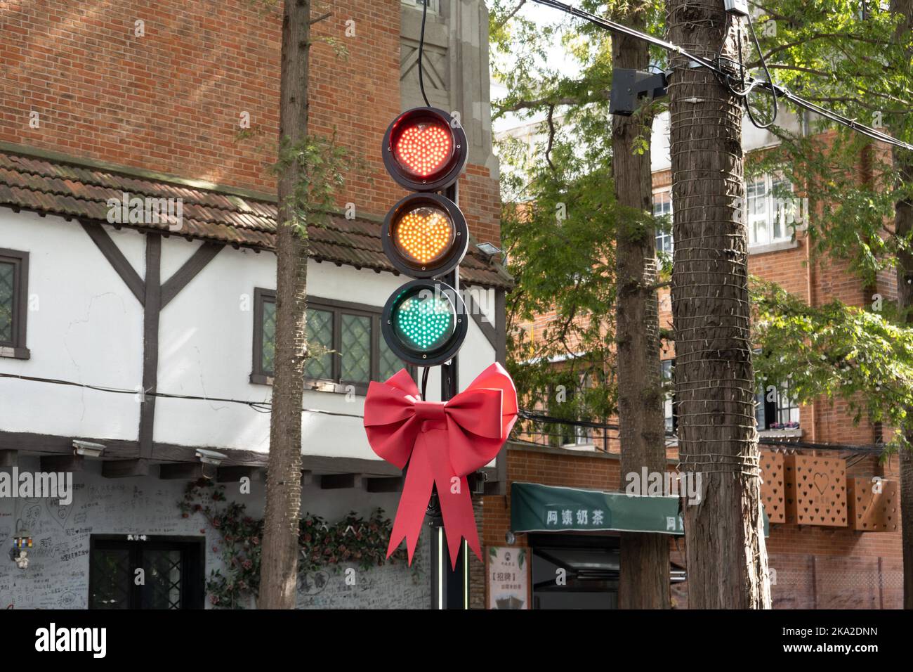 SHANGHAI, CINA - 31 OTTOBRE 2022 - Sweet Love Road, conosciuta come la strada più romantica di Shanghai, ha recentemente aggiunto un nuovo punto di riferimento romantico 'Love Heart Foto Stock