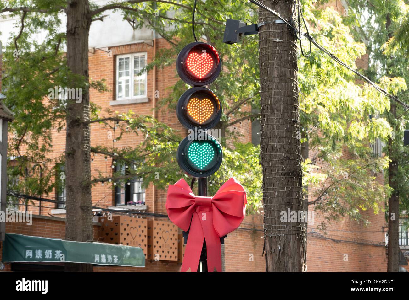 SHANGHAI, CINA - 31 OTTOBRE 2022 - Sweet Love Road, conosciuta come la strada più romantica di Shanghai, ha recentemente aggiunto un nuovo punto di riferimento romantico 'Love Heart Foto Stock