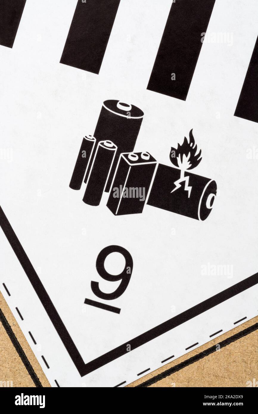 Etichetta di avvertenza per la spedizione della batteria agli ioni di litio un 3480 Classe 9. Per rischi di incendio al litio, spedizione di materiali e merci pericolose e rischi di incendio generali. Foto Stock