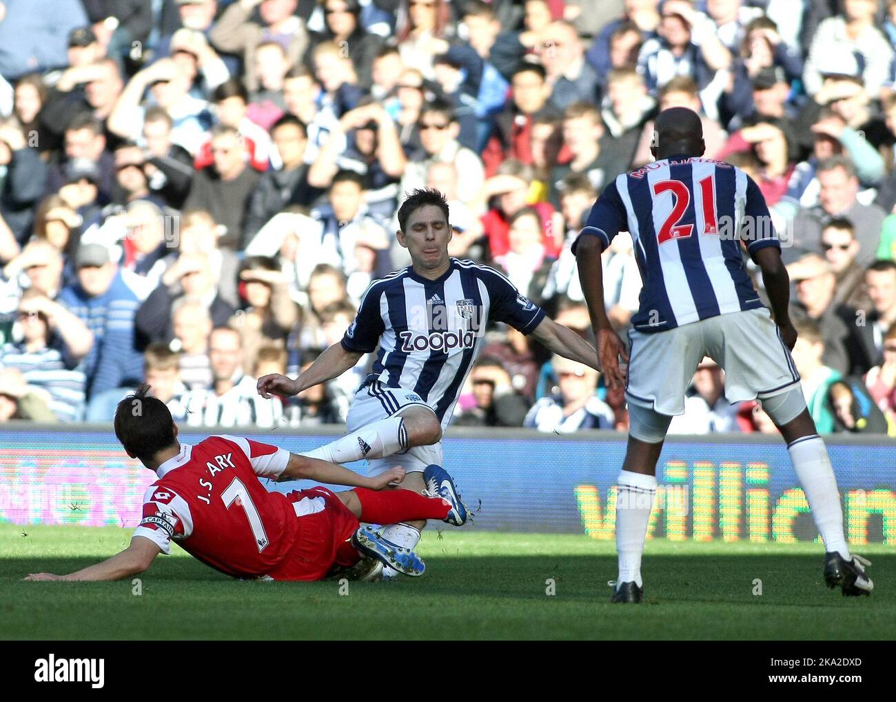 6th ottobre 2012 - Barclays Premier League - West Bromwich Albion vs Queens Park Rangers - Zoltan Gera di West Bromwich Albion è pericolosamente taked da Ji-Sung Park di Queens Park Rangers. - Foto: Paul Roberts/Pathos. Foto Stock