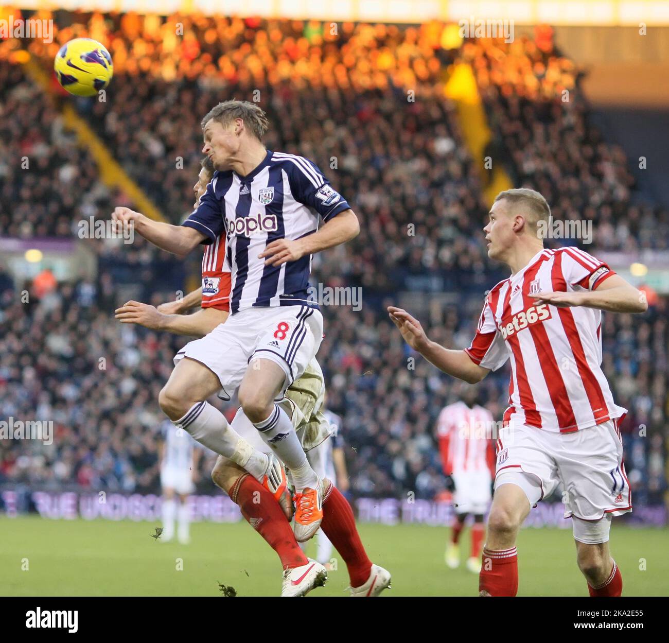 24th novembre 2012 - Barclays Premier League - West Bromwich Albion Vs. Stoke City - Markus Rosenberg di West Bromwich Albion si allontana da Robert Huth di Stoke City. - Foto: Paul Roberts/Pathos. Foto Stock