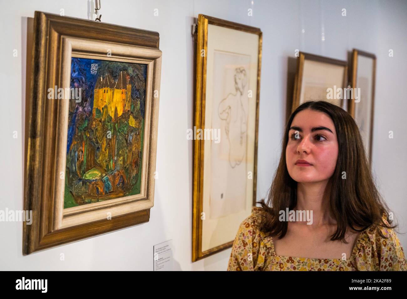 Londra, Regno Unito. 31st Ott 2022. Schloss Neulengbach (il lavoro più rari in mostra) con altre opere - The Unflinching Eye di Egon Schiele: Opere di un collezionista privato in vista a Bonhams New Bond Street, Londra, da lunedì 31 ottobre a mercoledì 16 novembre. Credit: Guy Bell/Alamy Live News Foto Stock