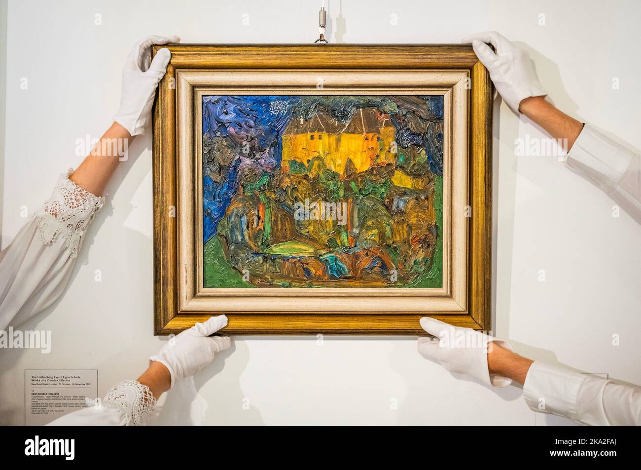 Londra, Regno Unito. 31st Ott 2022. Schloss Neulengbach (il lavoro più rari in mostra) con altre opere - The Unflinching Eye di Egon Schiele: Opere di un collezionista privato in vista a Bonhams New Bond Street, Londra, da lunedì 31 ottobre a mercoledì 16 novembre. Credit: Guy Bell/Alamy Live News Foto Stock