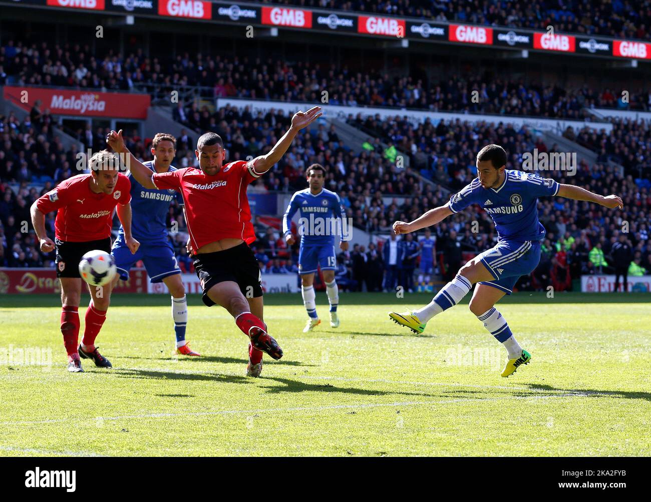 11th maggio 2014 - Barclays Premier League - Cardiff City / Chelsea - Eden Hazard of Chelsea Shoots - Photo: Paul Roberts/Pathos. Foto Stock