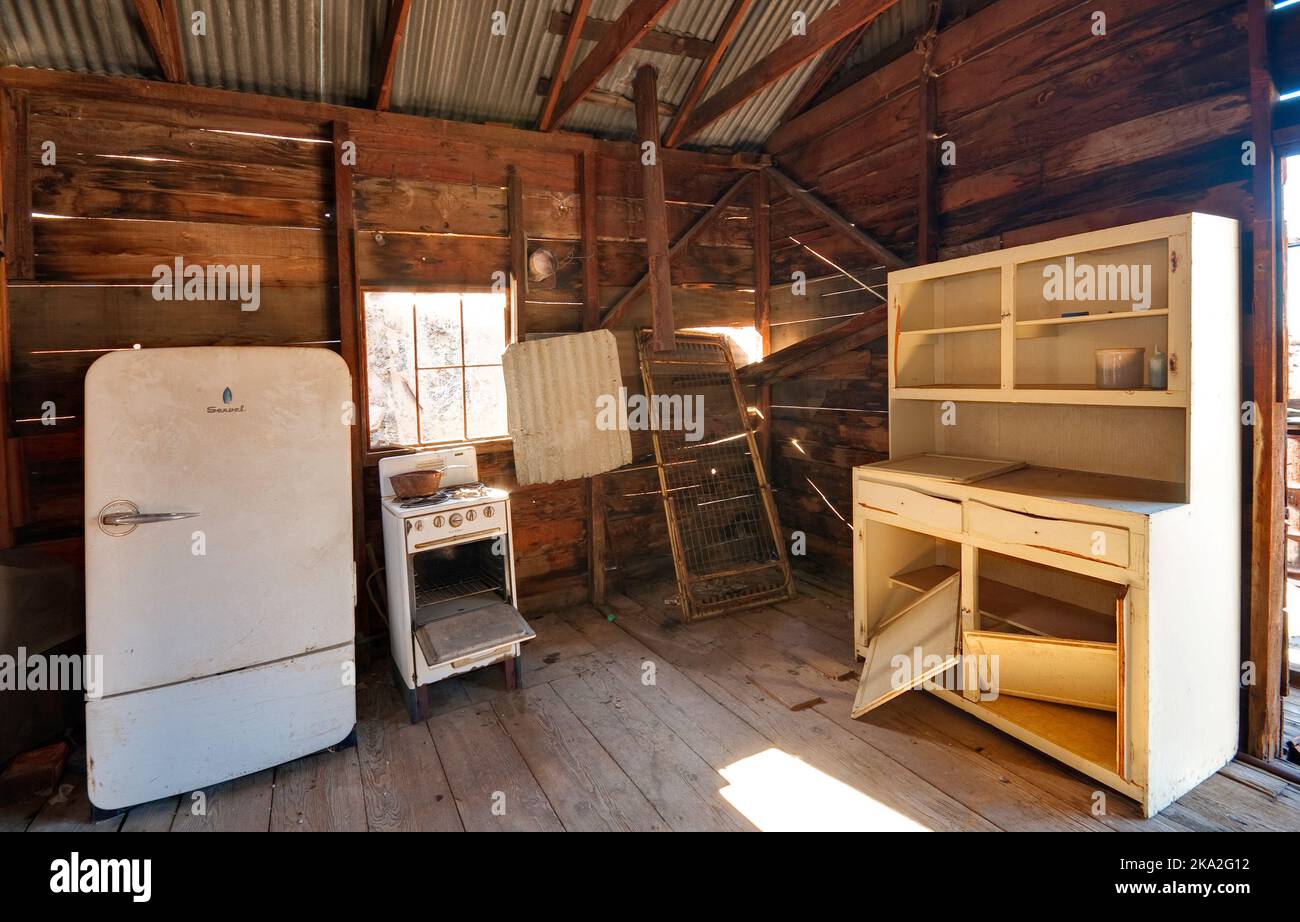 Cucina a casa in rovina a Ashford Mine in Black Mountains, Mojave Desert, Death Valley National Park, California, USA Foto Stock