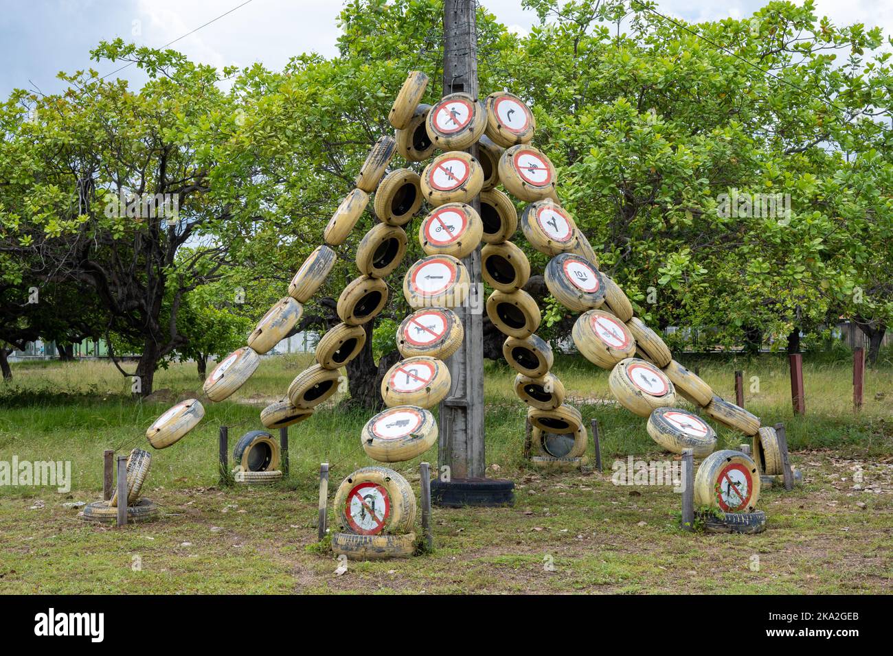 Gli pneumatici usati sono riciclati per una palestra nella giungla in un parco giochi. Boa Vista, Stato di Roraima, Brasile. Foto Stock