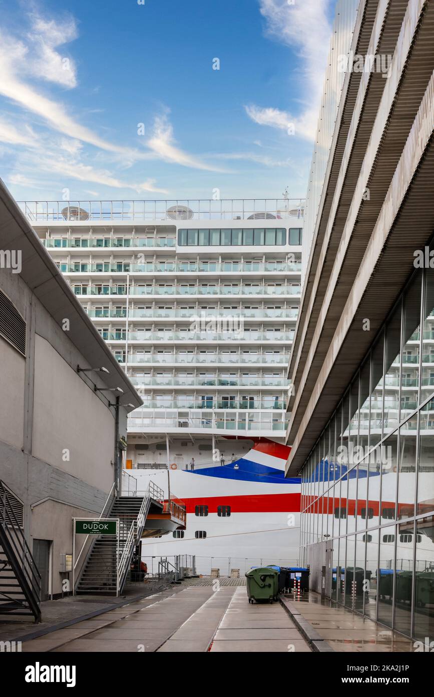 Terminal delle navi da crociera di Rotterdam con la nuova nave da crociera britannica Iona ormeggiata, nave da crociera moderna P and o con bandiera di Union Jack Foto Stock