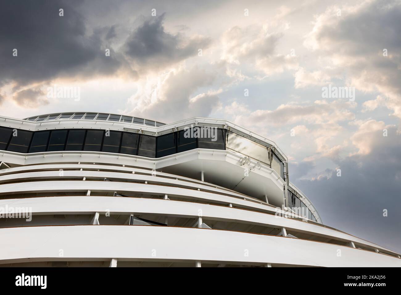 Crociera di lusso crociera vacanza nave navigazione ponte sulla barca moderna con bel cielo dietro al tramonto Foto Stock