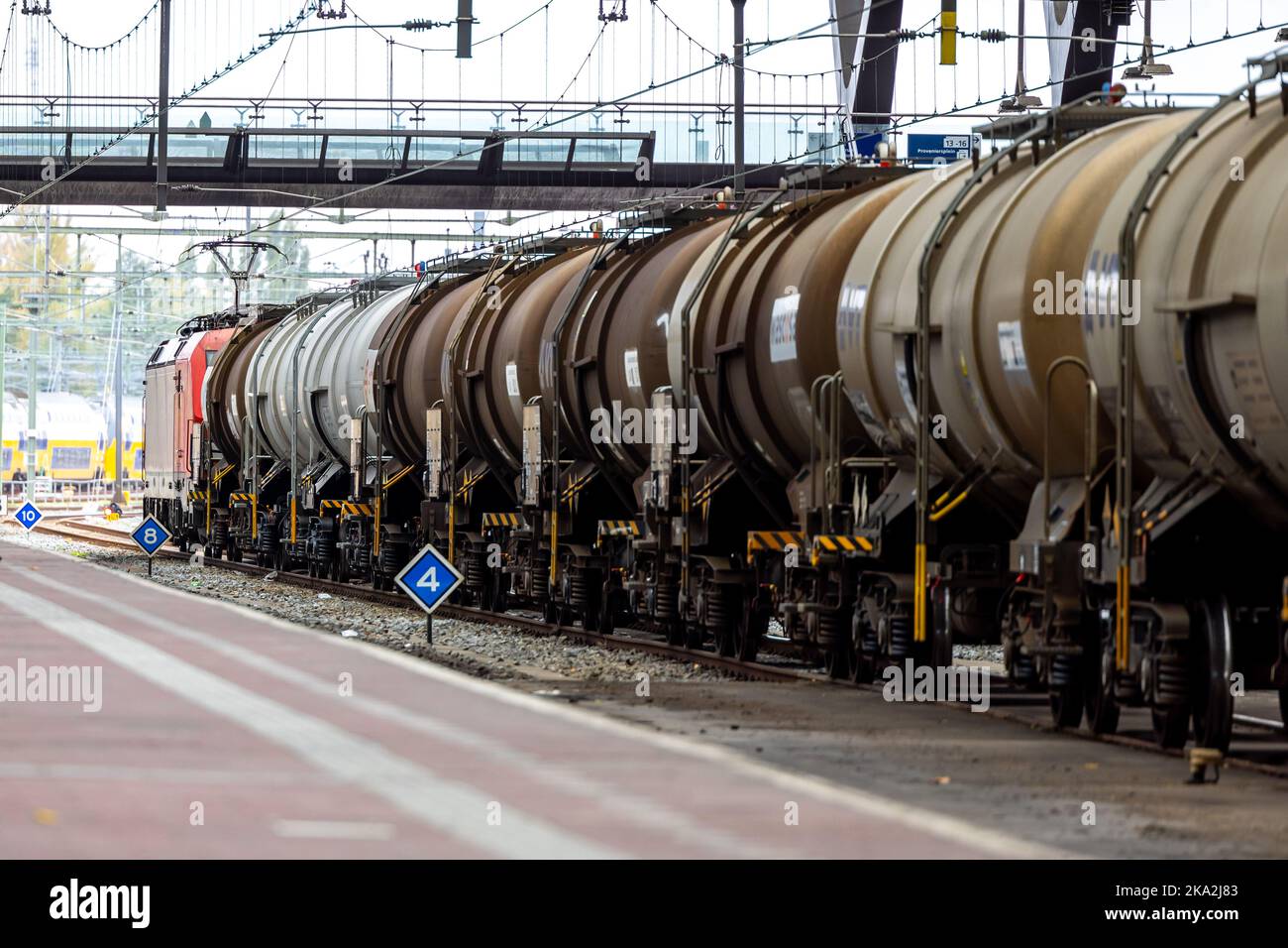 Serbatoi di petrolio che vengono tirati in treno attraverso la stazione ferroviaria che fornisce combustibile greggio alla raffineria. Foto Stock