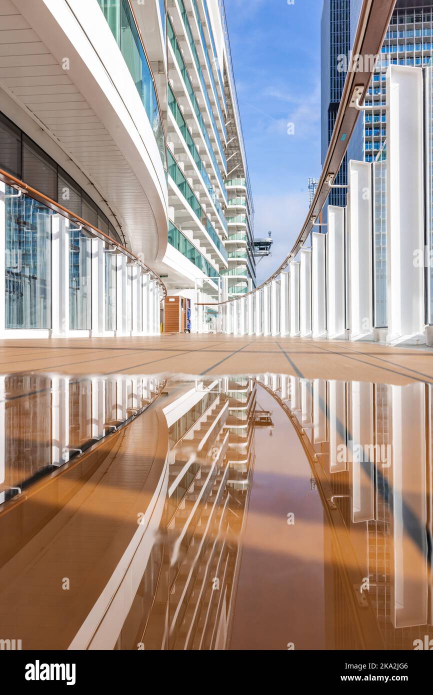 La nave da crociera ha abbandonato il ponte senza passeggeri. Riflesso di vaso moderno in pozza. Foto Stock