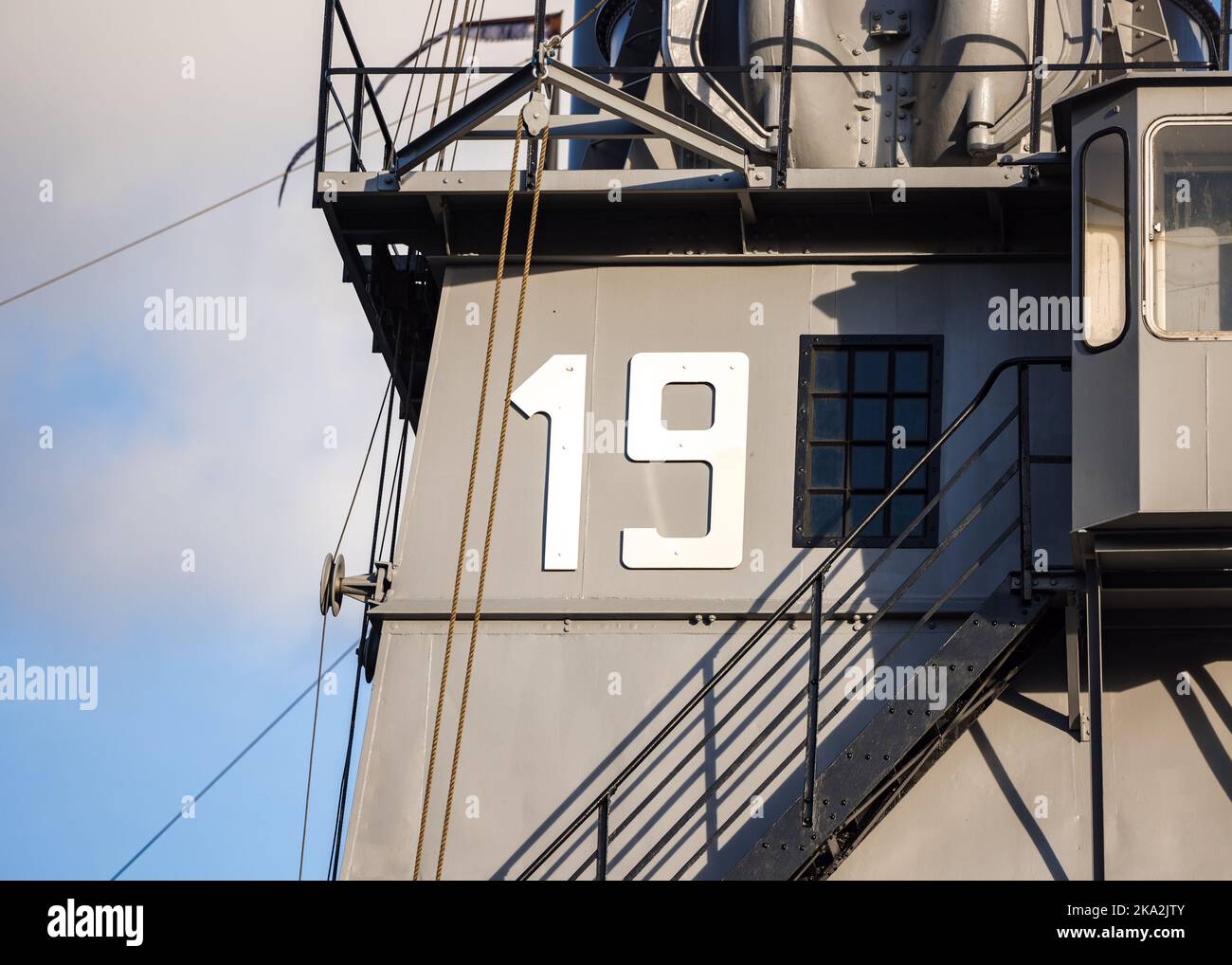 Numero 19 in grande font bianco su una nave da guerra NATO in metallo grigio nel canale della Manica Foto Stock