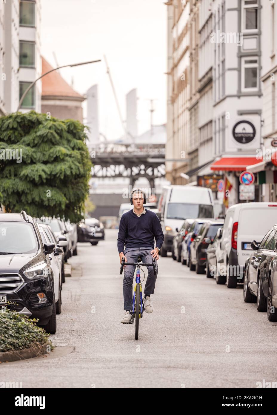 Amburgo, Germania Street scena durante l'autunno con ciclista in bicicletta verso la macchina fotografica. Foto Stock