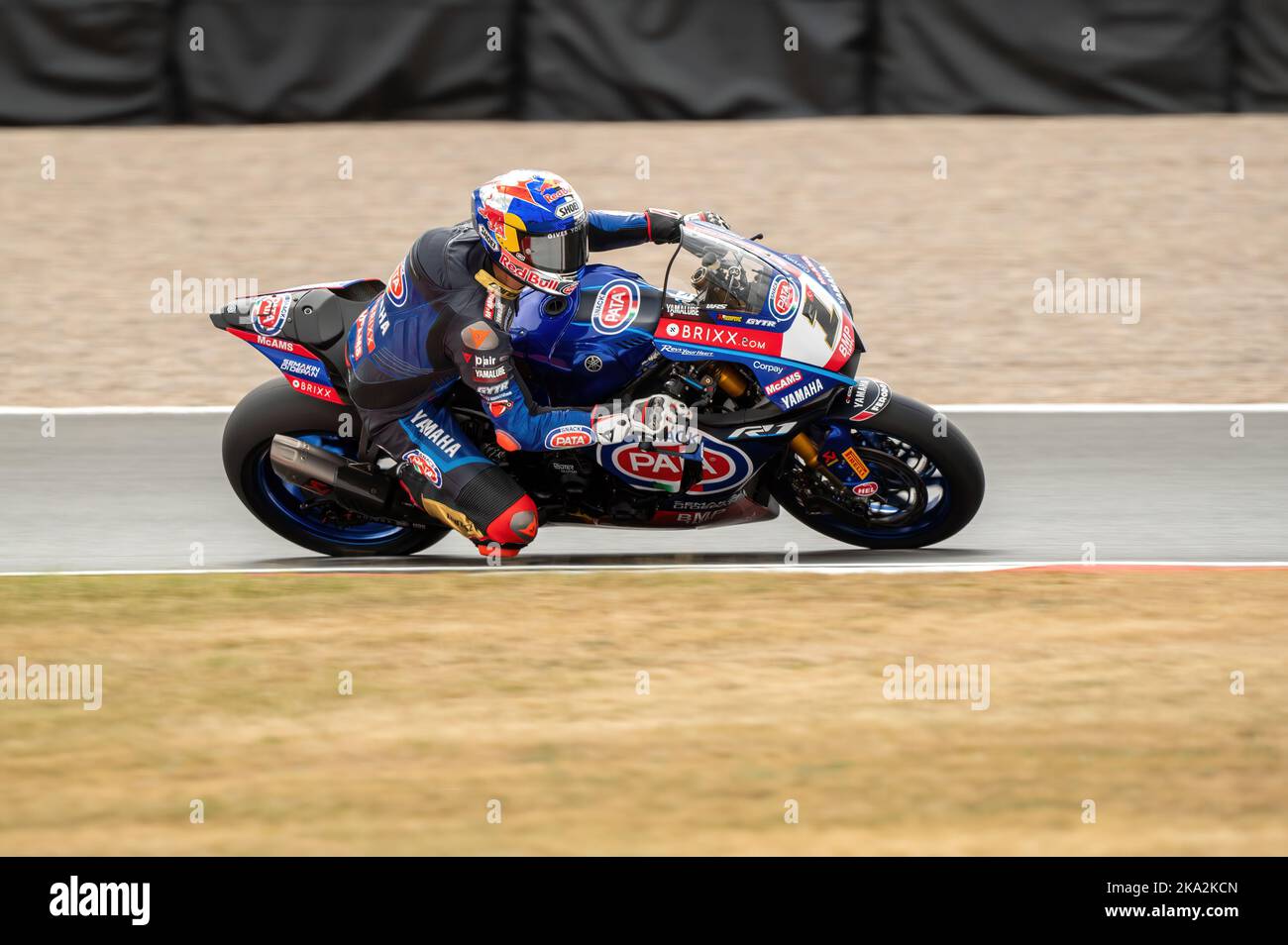 Una corsa di motociclisti durante il World Super Bikes al circuito di Donington Park Foto Stock