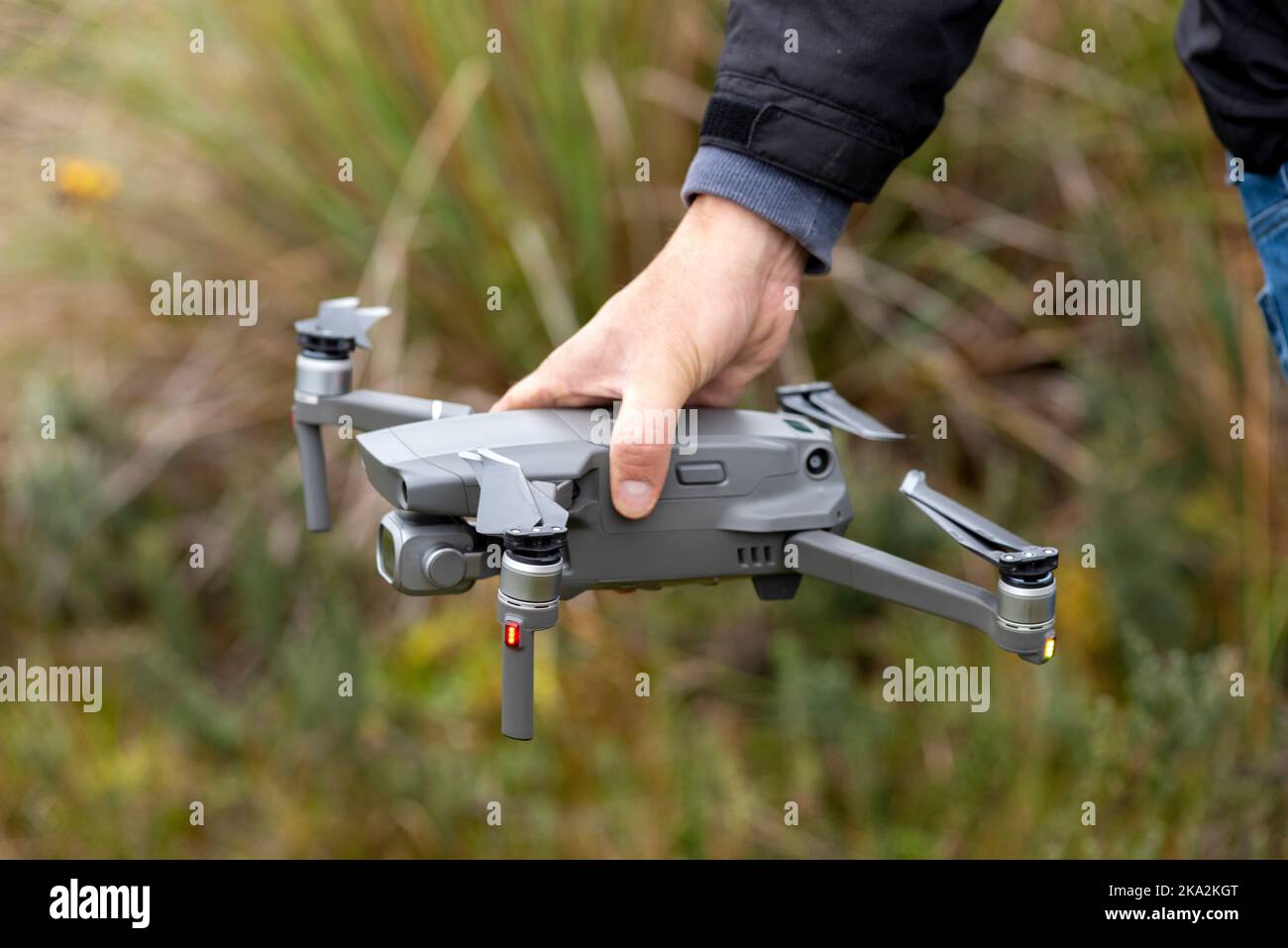 Un primo piano della mano dell'uomo che tiene il veicolo del drone Foto Stock