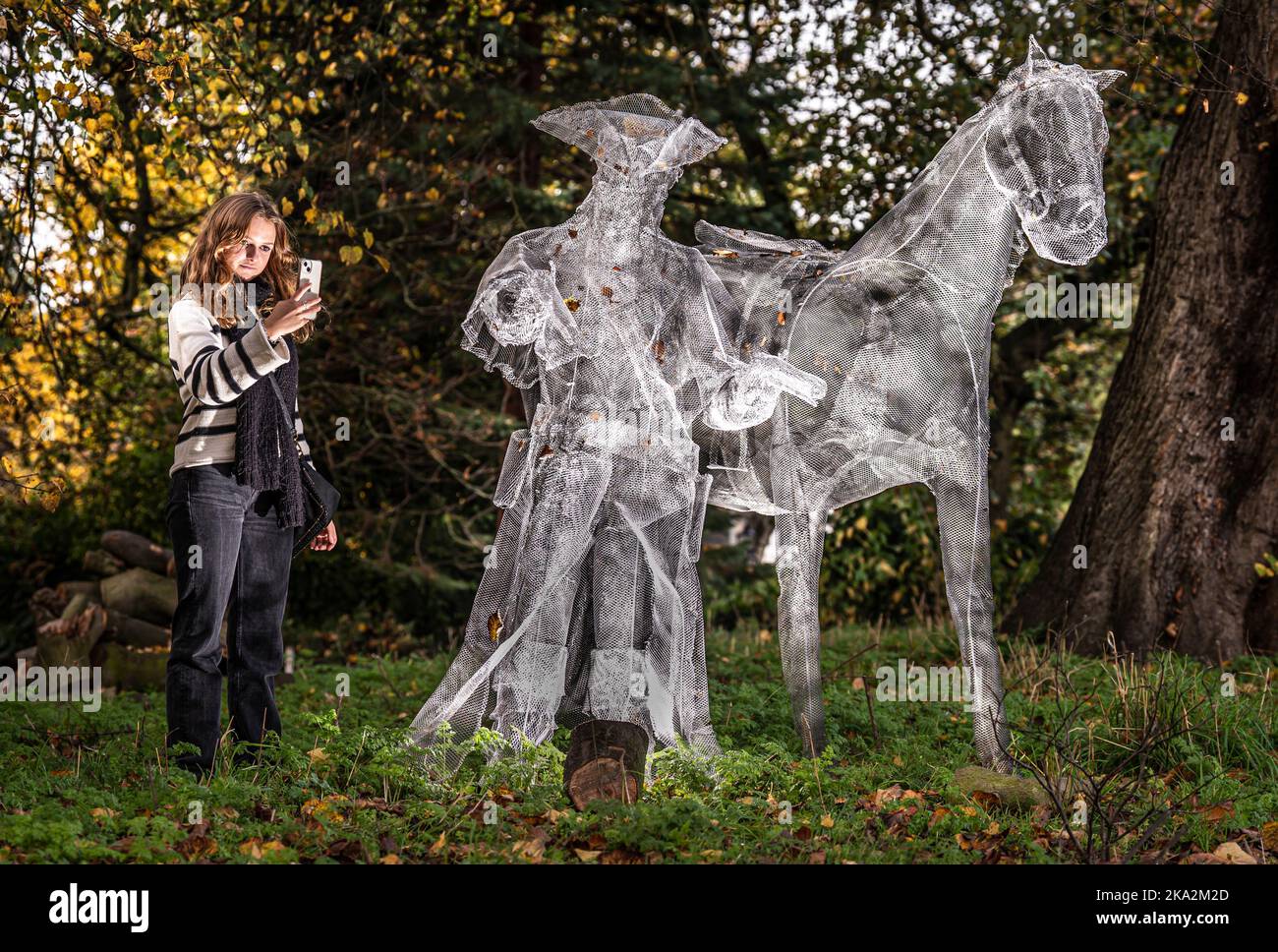 EVA Deprez scatta una fotografia di 'Highwayman and Horse' che fa parte della mostra Ghosts in the Gardens nei Museum Gardens di York, una delle città più grandi d'Europa. Il sentiero spaventoso dal quartiere di York Business Improvement (BID) presenta sculture spettrali nei giardini di Treasurer's House, Merchant Adventurers Hall, Middleton's Hotel, Barley Hall, Artists Garden e St Anthony's Garden. Data immagine: Lunedì 31 ottobre 2022. Foto Stock