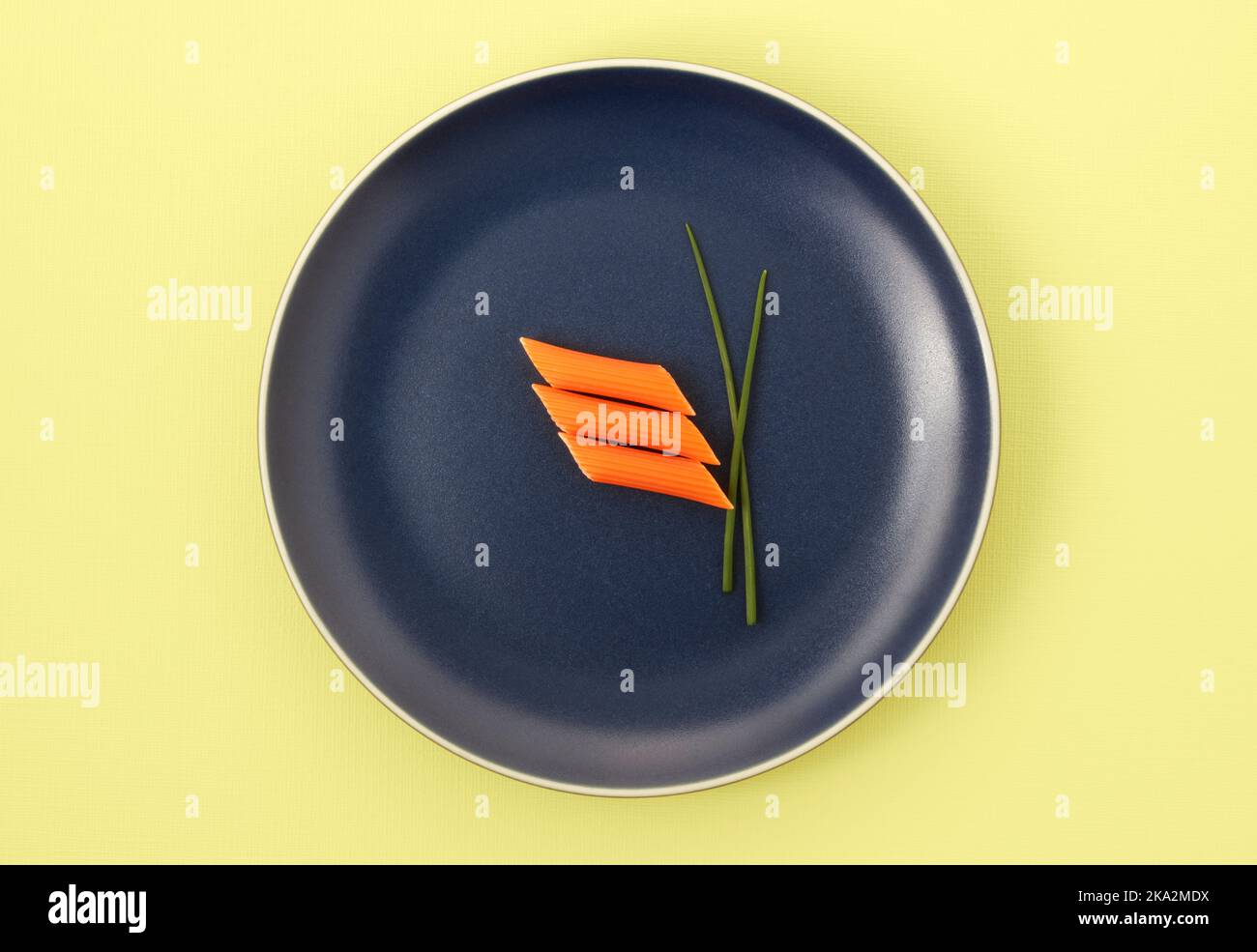 Astratto con penna di lenticchie rosse su piatto blu Foto Stock