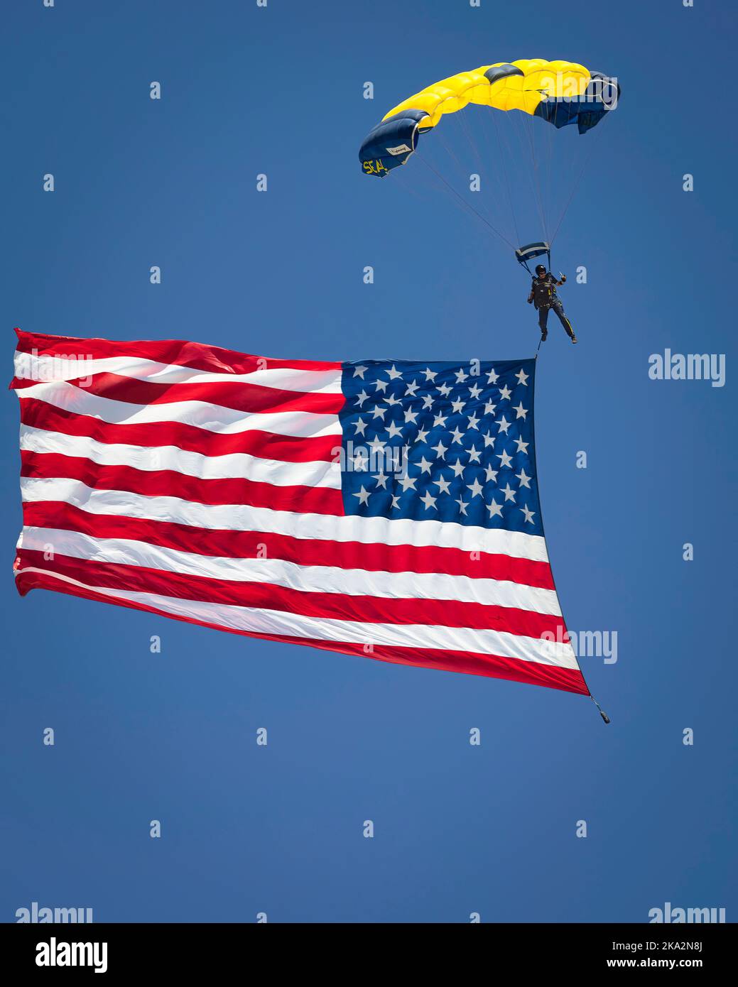 Un membro del team di paracadute US Navy Leap Frogs porta la bandiera americana al Miramar Airshow 2022 di San Diego, California. Foto Stock