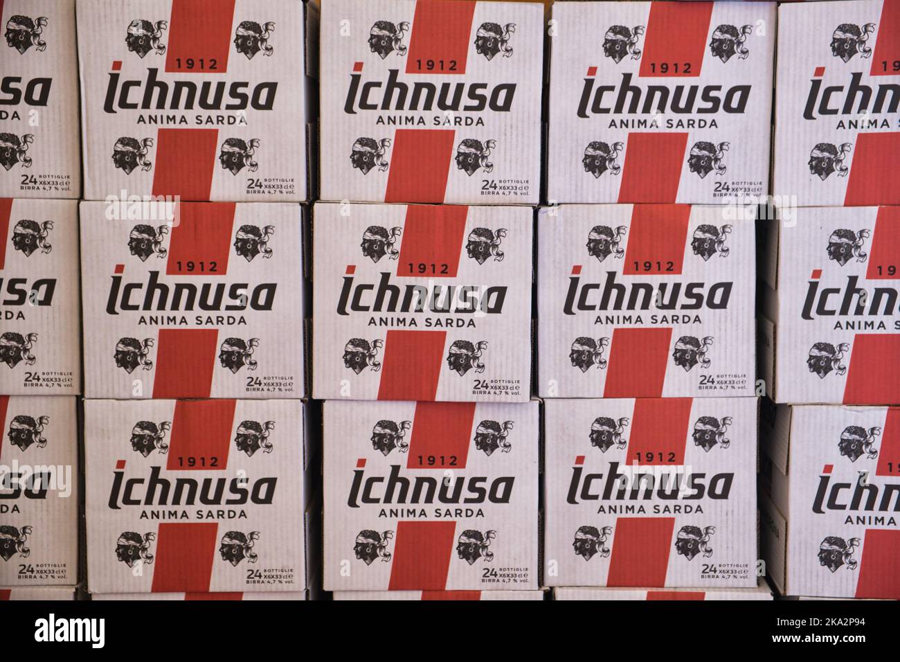 Parete di scatole di birra Ichnusa Foto Stock