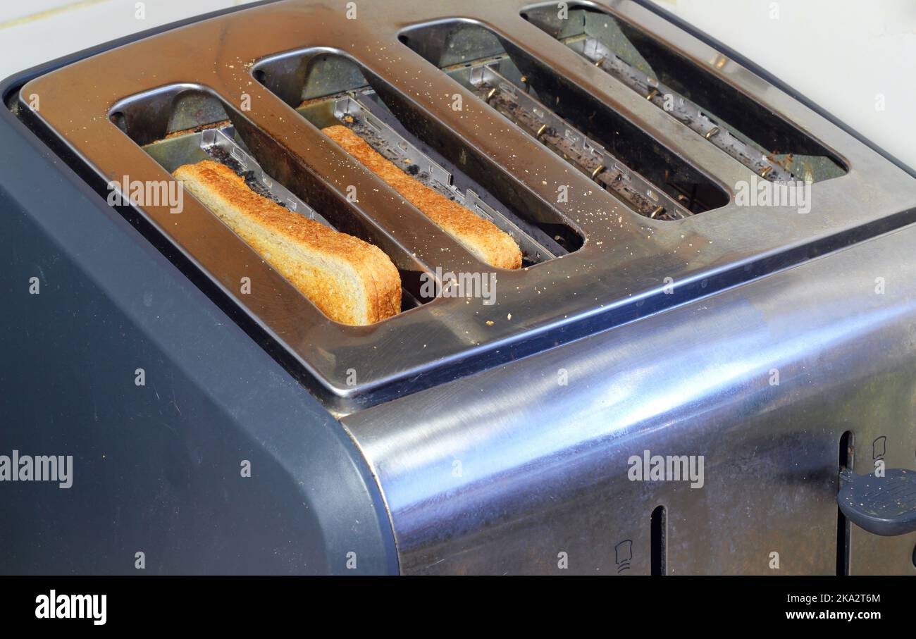 Tostapane elettrico per tostare il pane. Foto Stock