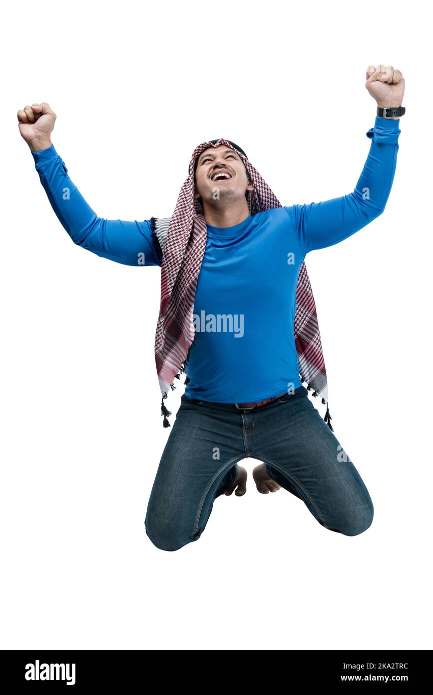 L'uomo asiatico con keffiyeh celebra la vittoria con espressione eccitata isolata su sfondo bianco Foto Stock