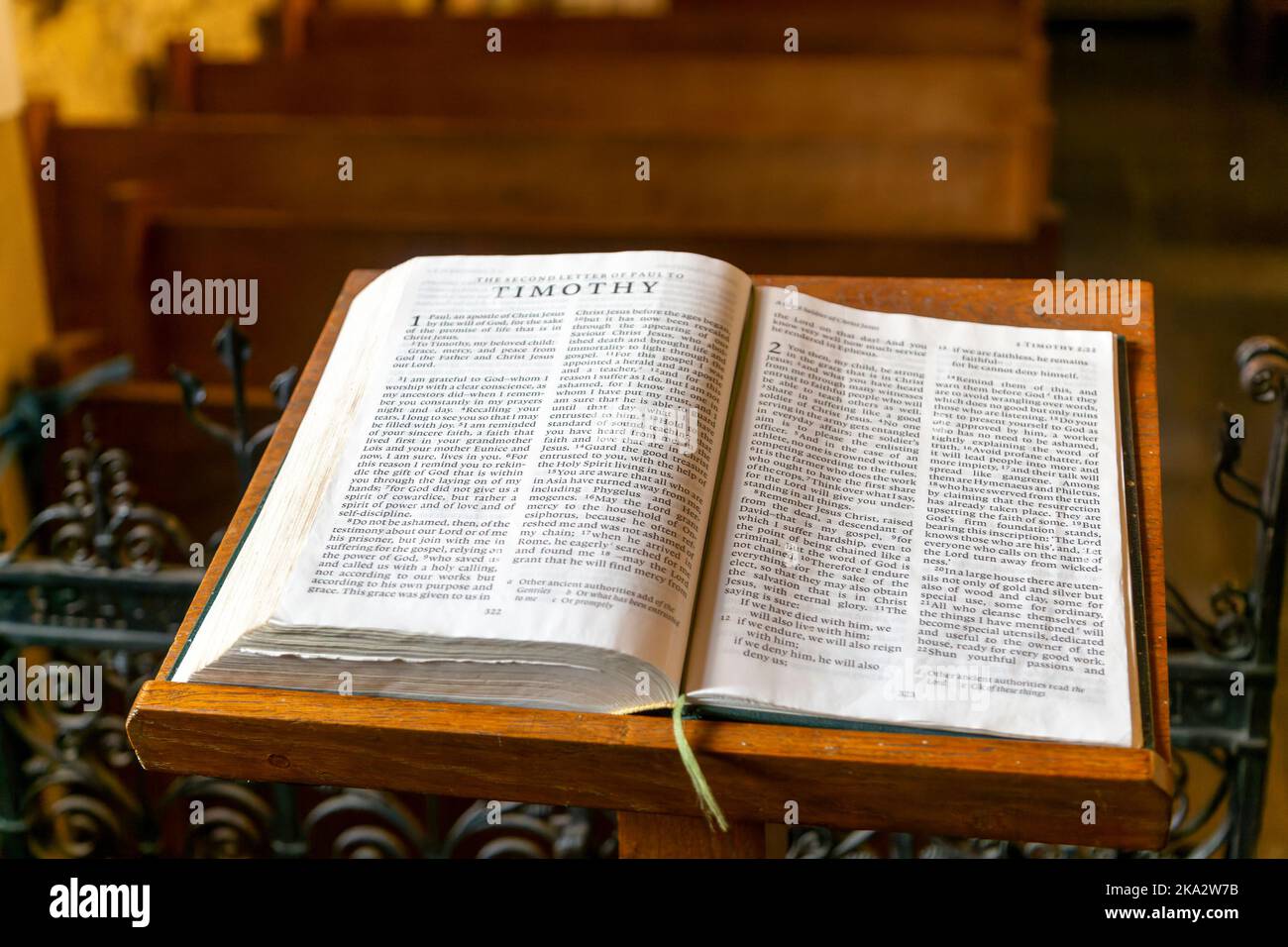 La Bibbia si apre alla pagina della lettera di San Paolo a Timothy, Bath, Somerset, Inghilterra, UK Foto Stock