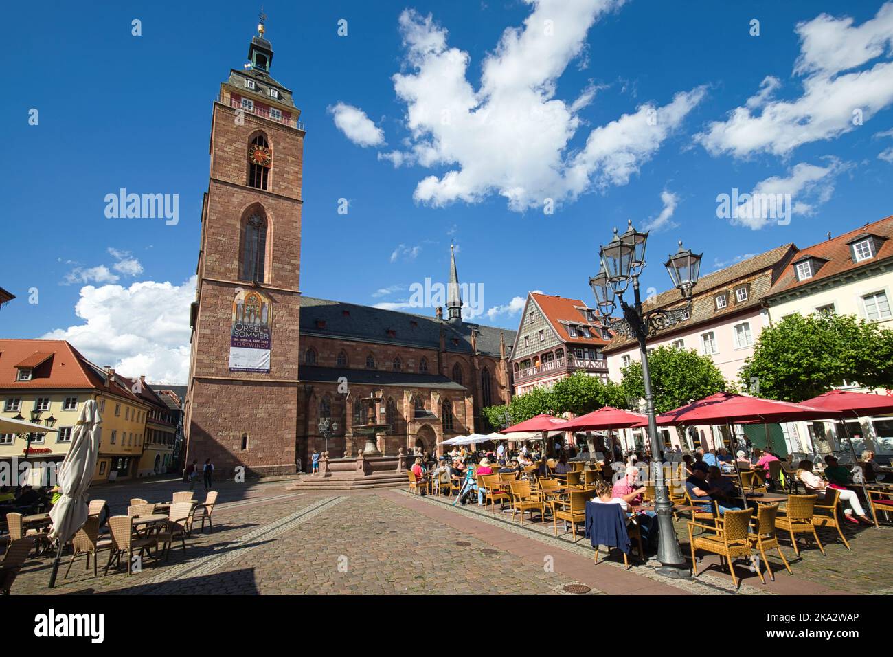 Neustadt an der Weinstrasse, Renania-Palatinato, Germania - 01 luglio 2022: Mercato con Stiftskirche St. Ägidius Foto Stock