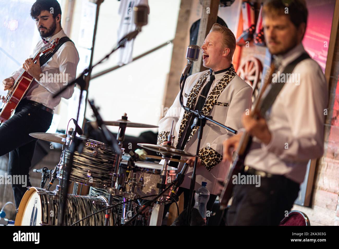 Una band che esibisce le proprie canzoni con strumenti musicali durante la mostra BEA in Svizzera Foto Stock