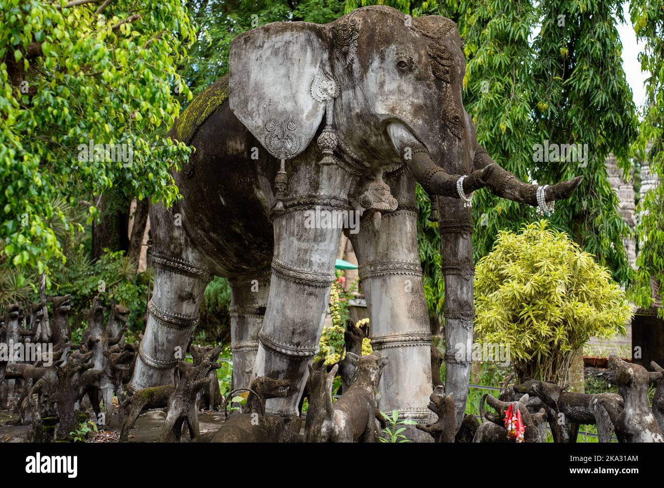 Un bellissimo scatto di una statua di elefante in una foresta durante il giorno Foto Stock