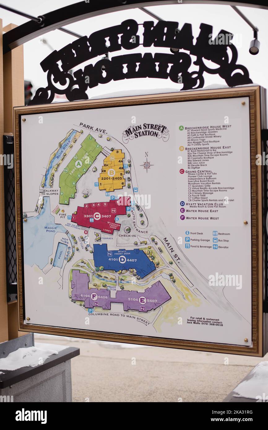 Uno scatto verticale di negozi e ristoranti mappa di Main Street Foto Stock