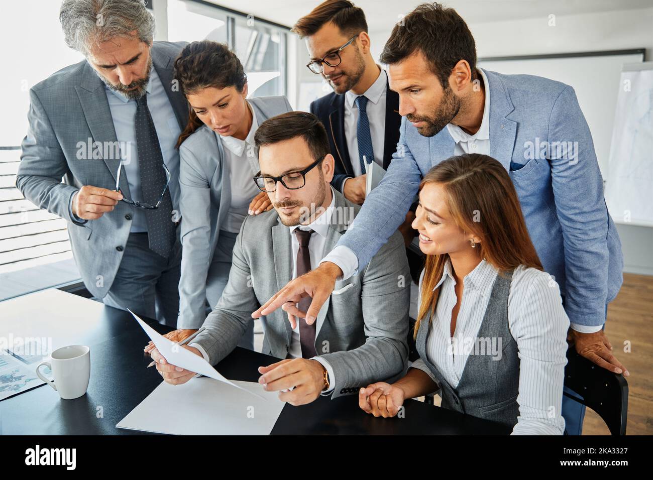 giovani uomini d'affari riunione ufficio gruppo di lavoro di squadra successo aziendale senior maturo collega rete di computer tablet Foto Stock