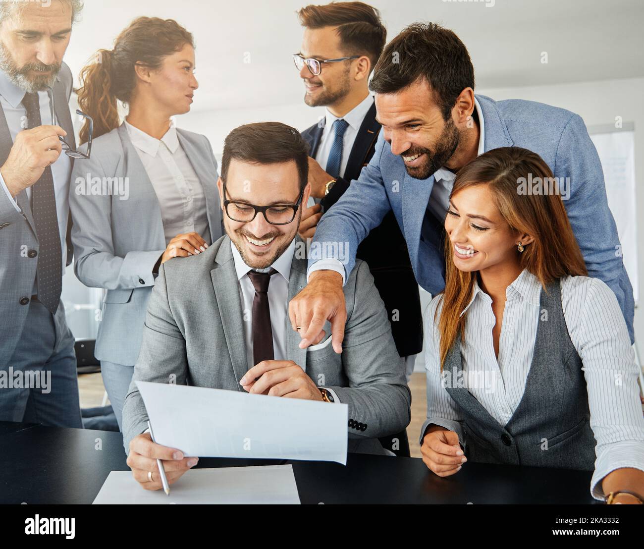 giovani uomini d'affari riunione ufficio gruppo di lavoro di squadra successo aziendale senior maturo collega rete di computer tablet Foto Stock