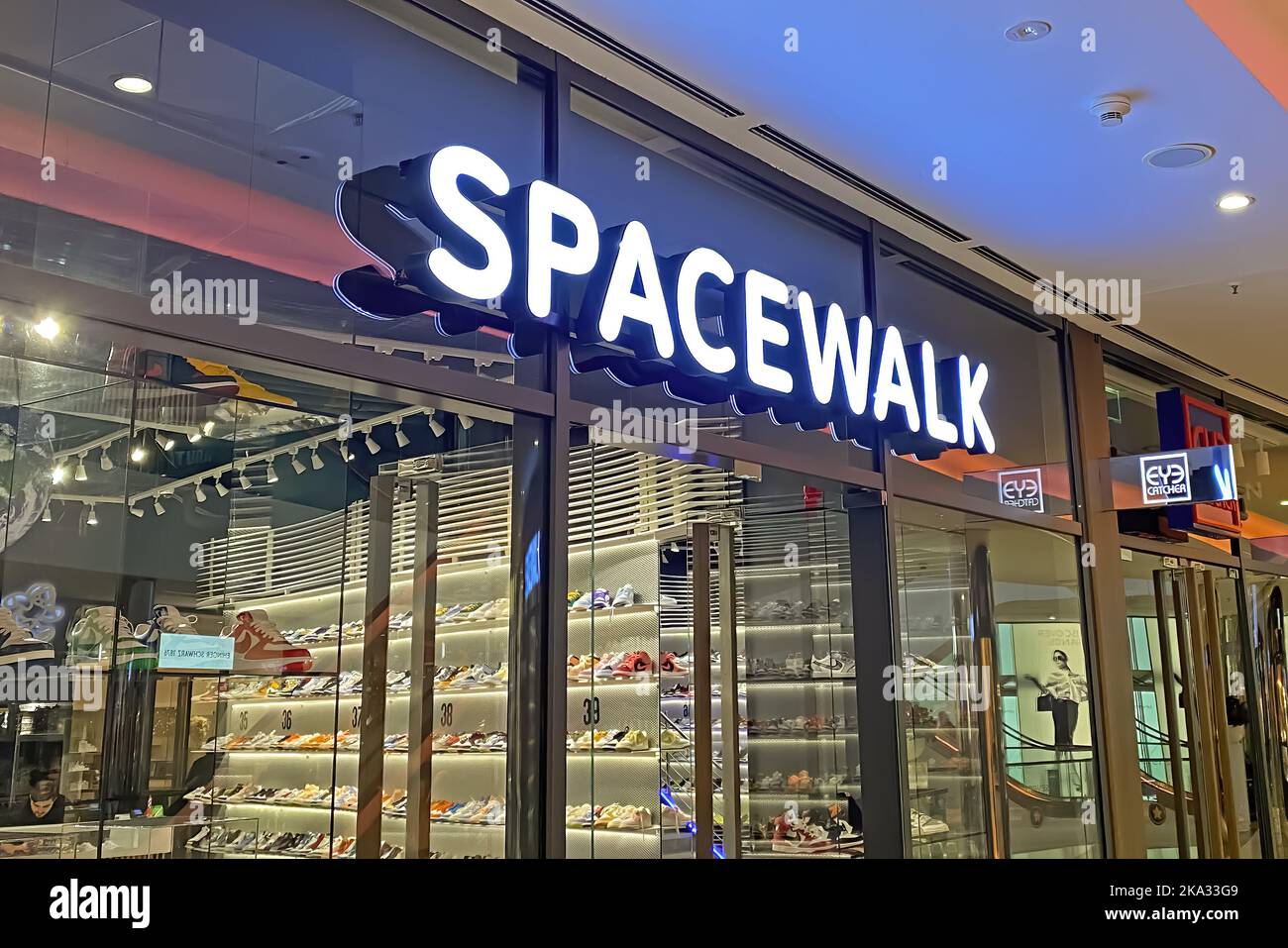 Düsseldorf, Germania - Ottobre 9. Giorno 2022: Vista sull'ingresso del negozio di scarpe da ginnastica di lusso con la scritta con il logo Spacewalk Foto Stock