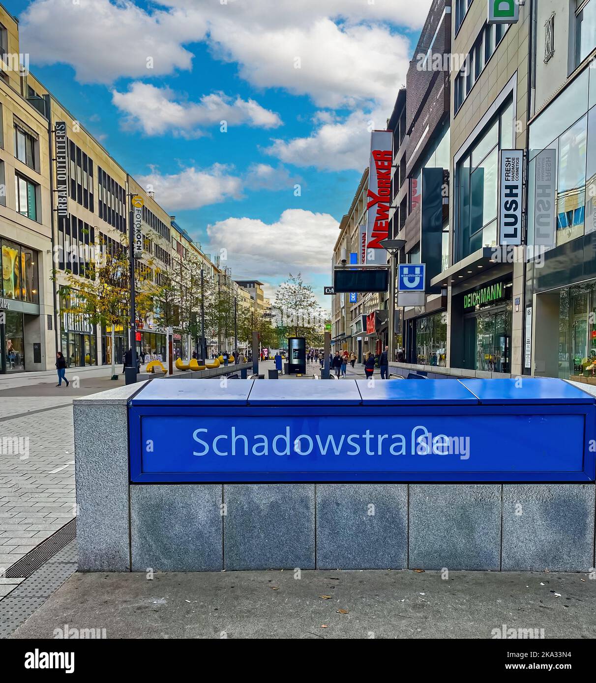 Düsseldorf (Schadowstrasse), Germania - Ottobre 9. 2022: Ingresso della stazione della metropolitana nella famosa via dello shopping nel centro della città Foto Stock