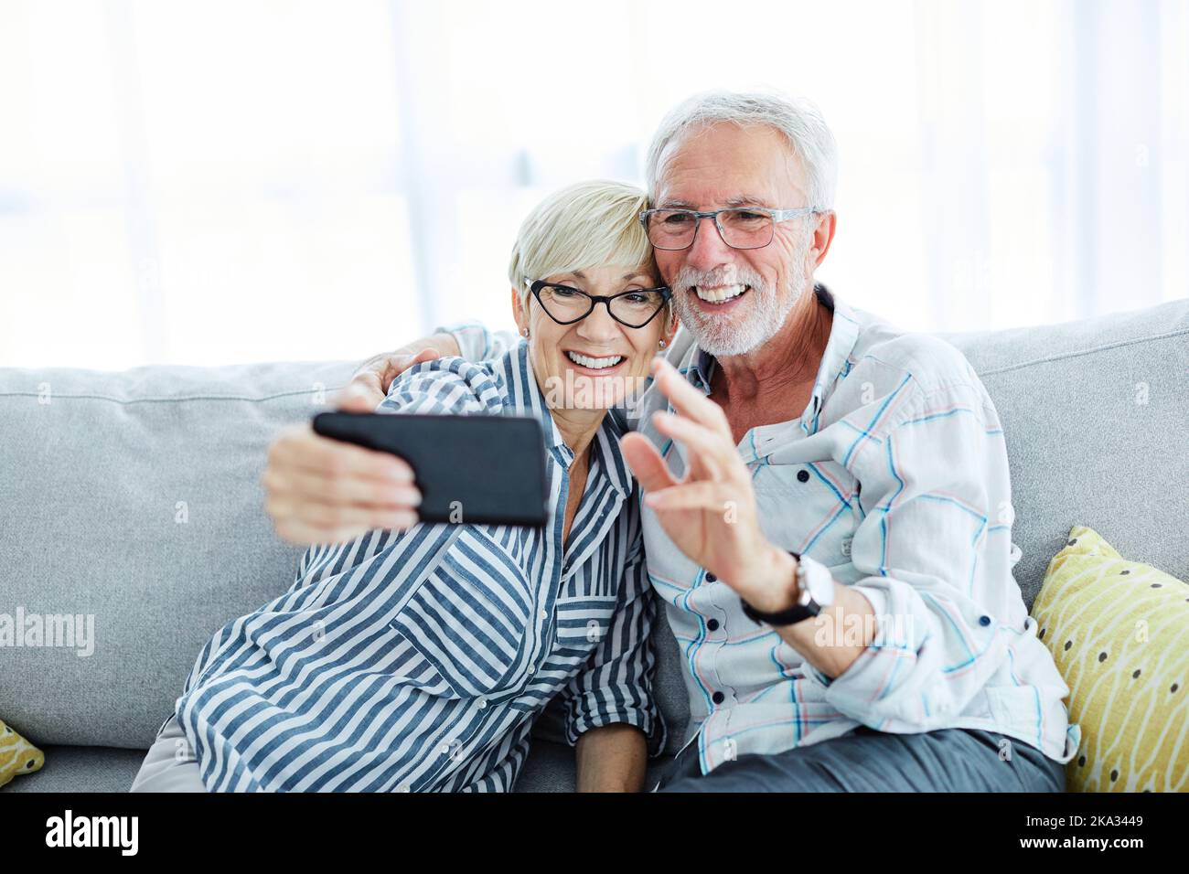 coppia anziana scattando selfie felice anziano pensionato ritratto cellulare smartphone tecnologia amore foto Foto Stock