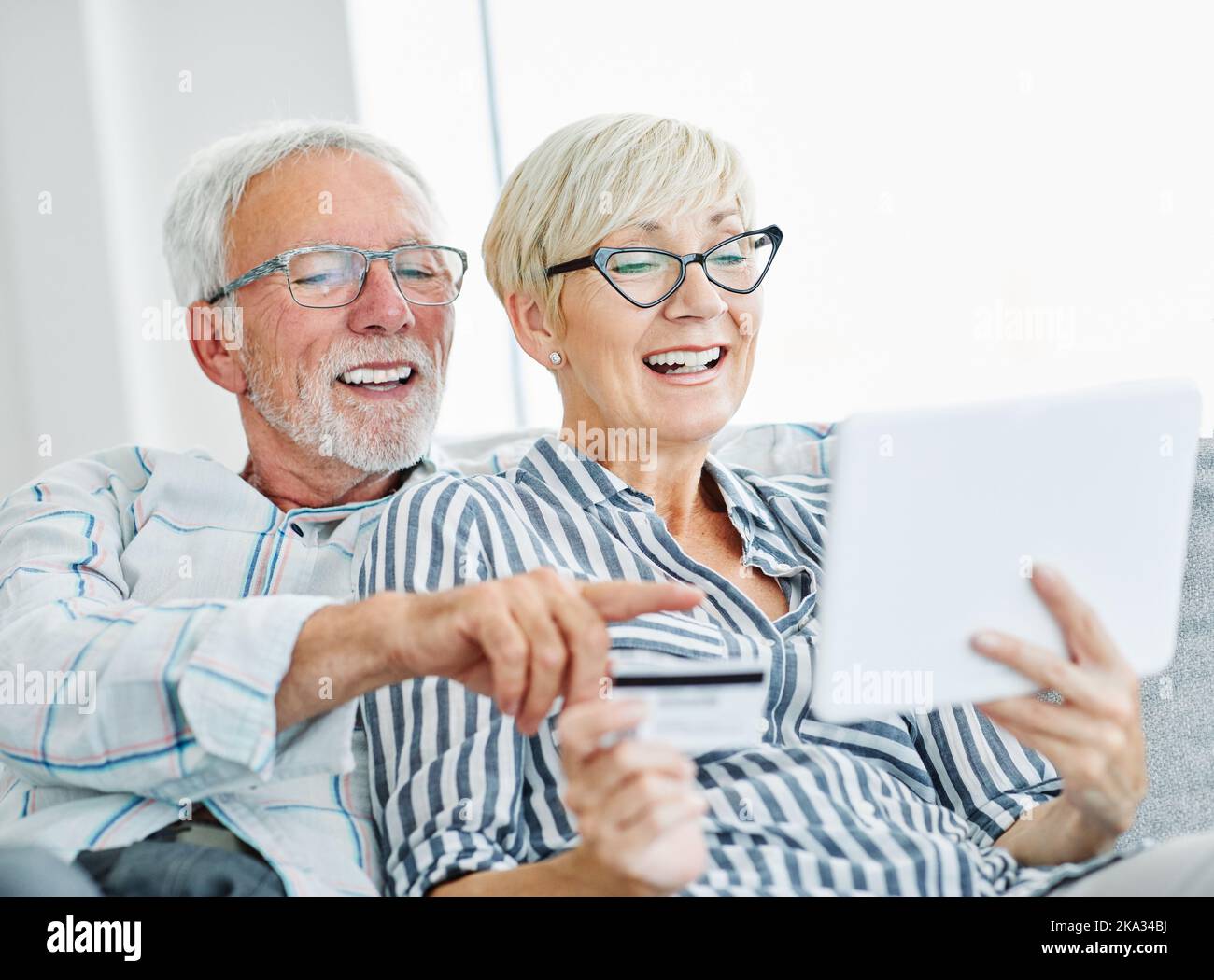 senior coppia felice tablet computer amore insieme tecnologia internet pensionamento online uomo donna anziano Foto Stock