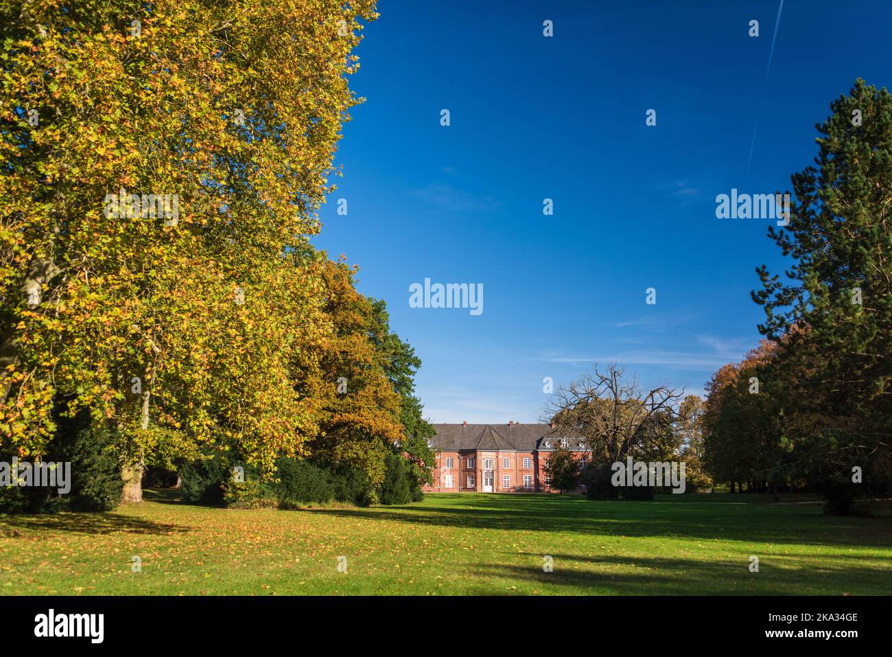 Prinzenhaus im Plöner Schloßgarten im sonnigen Herbst Foto Stock