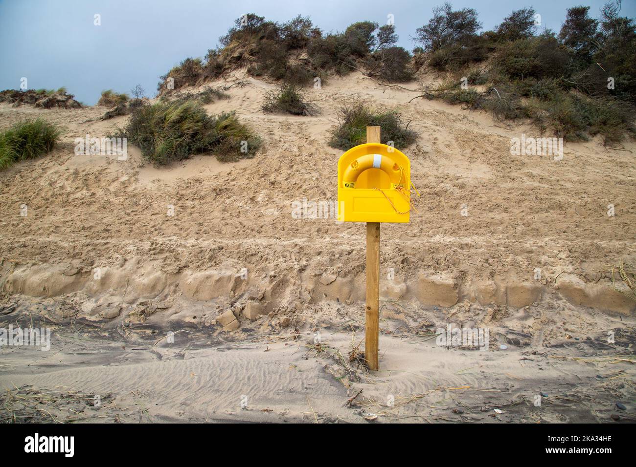 Anello salvagente in spiaggia Foto Stock
