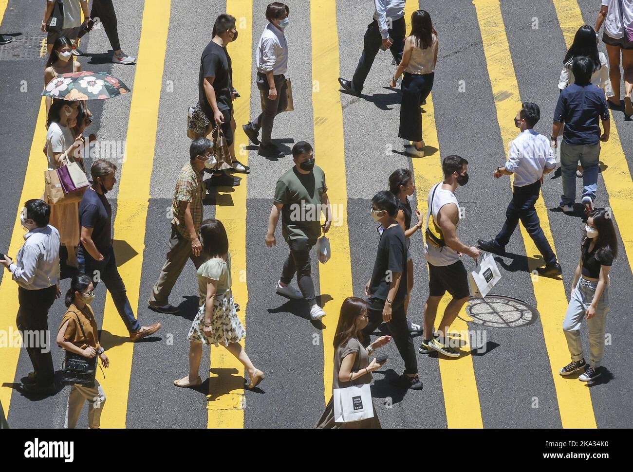 Pedoni nel quartiere centrale. La città era caduta in una recessione dopo che l'economia si è ridotta del 1,4 per cento nel secondo trimestre dell'anno. 01AUG22 SCMP / Jonathan Wong Foto Stock