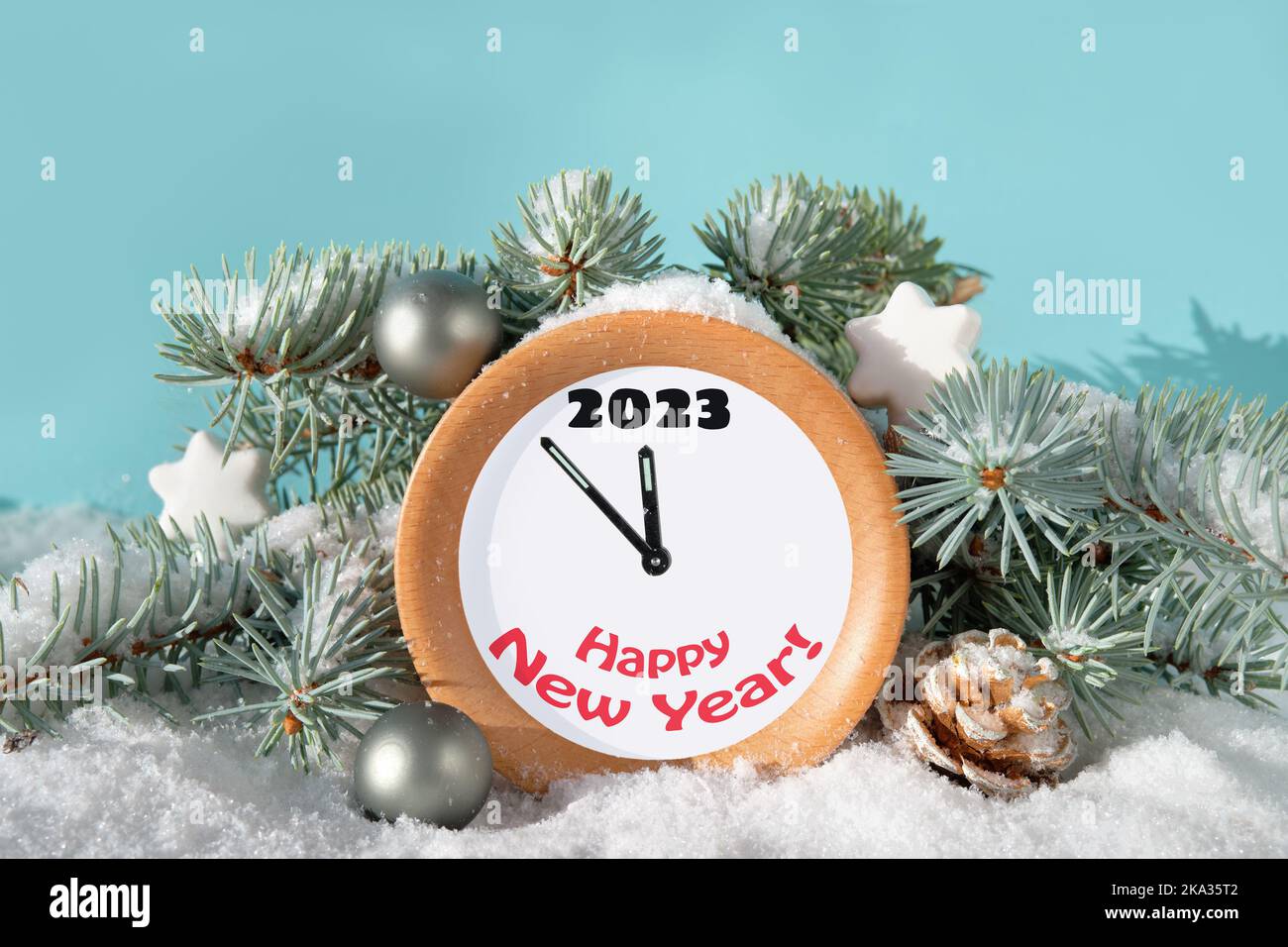 2023 Happy New Year test su cerchio di legno, telaio rotondo. Telaio circondato da ramoscelli in abete, coni, stellette bianche e palle d'argento. Decorazioni in inverno Foto Stock